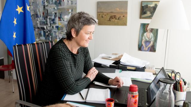 La vicepresidenta de la Comisión, Margrethe Vestager, trabajando en su despacho