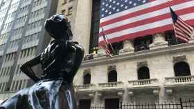 Escultura con mascarilla frente a las puertas de la Bolsa de Nueva York.