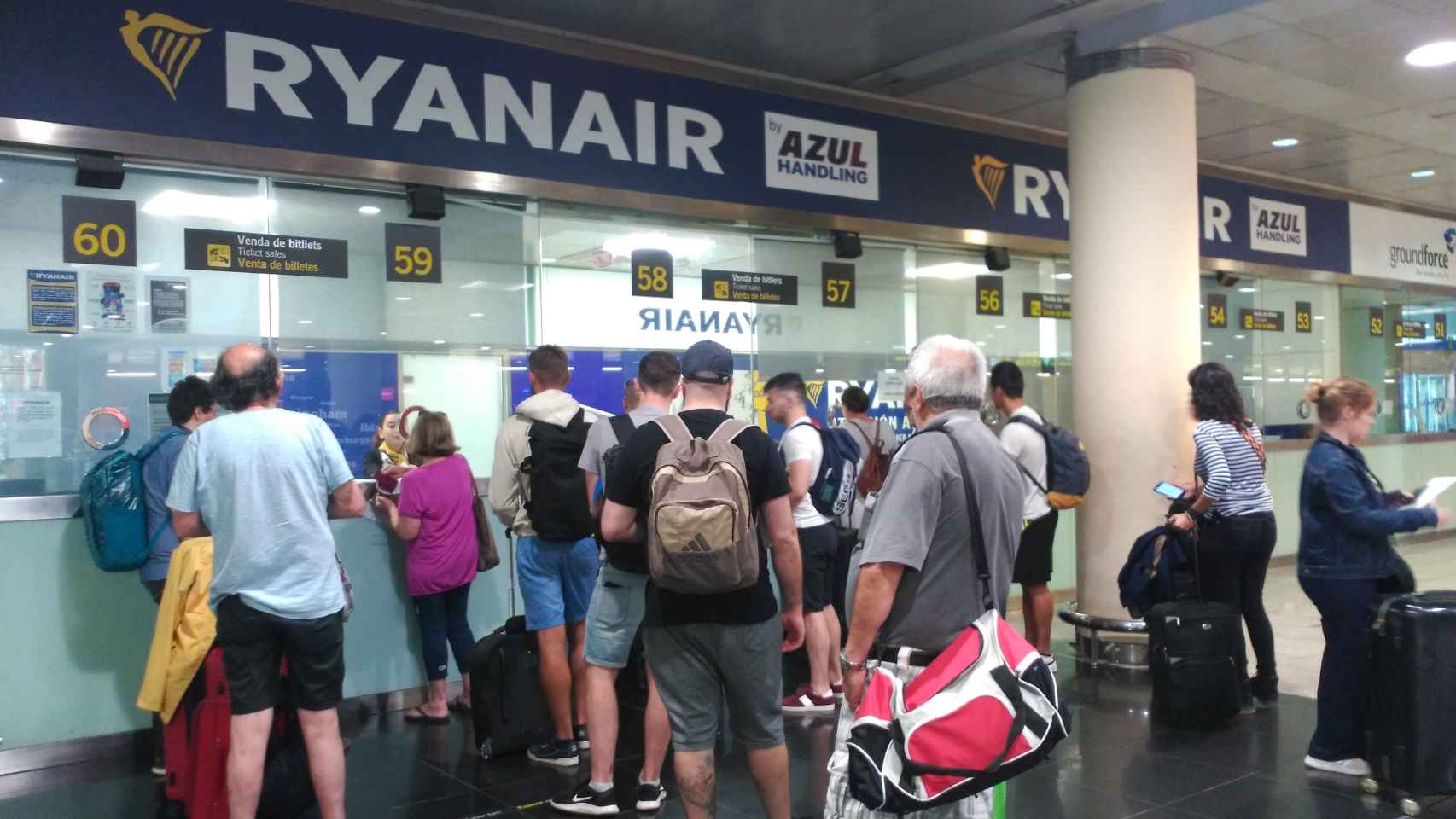 Ryanair traba los reembolsos de vuelos cancelados: qué hacer si solo ofrece bonos