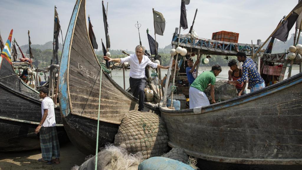 Travesía en barco por el canal Reju de camino del campo de refugiados rohinyá de Kutupalong
