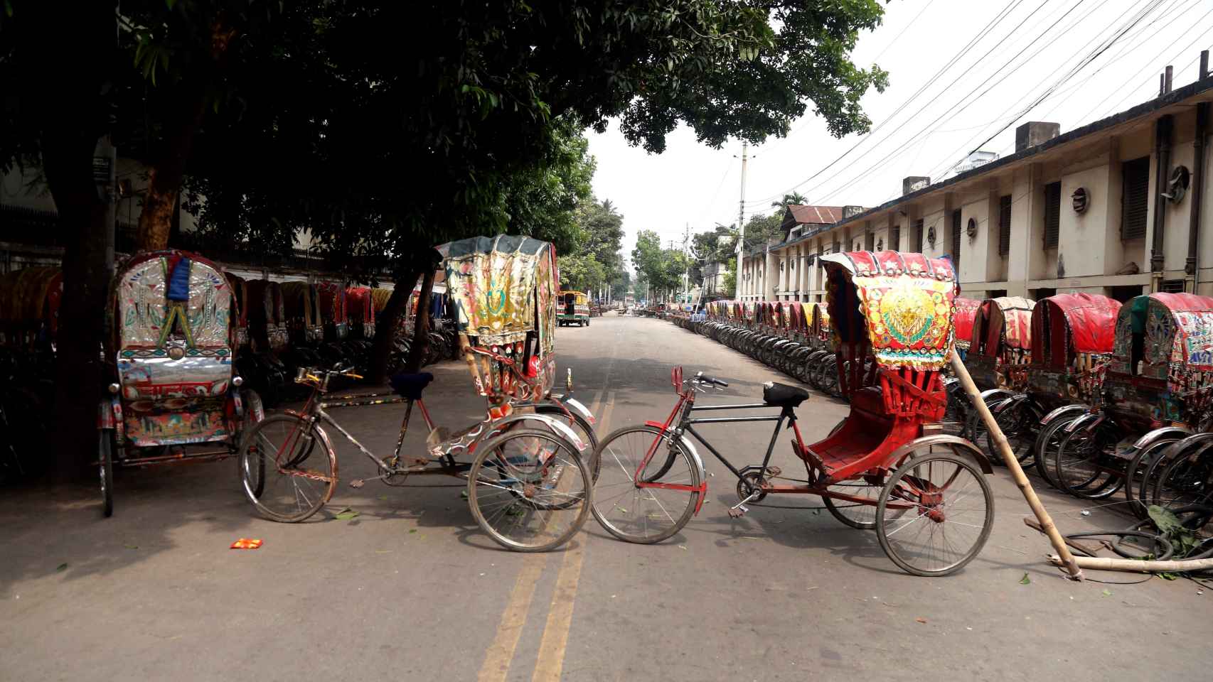 Tuk tuks en hilera, a modo de barricada improvisada para cortar una calle de Daca