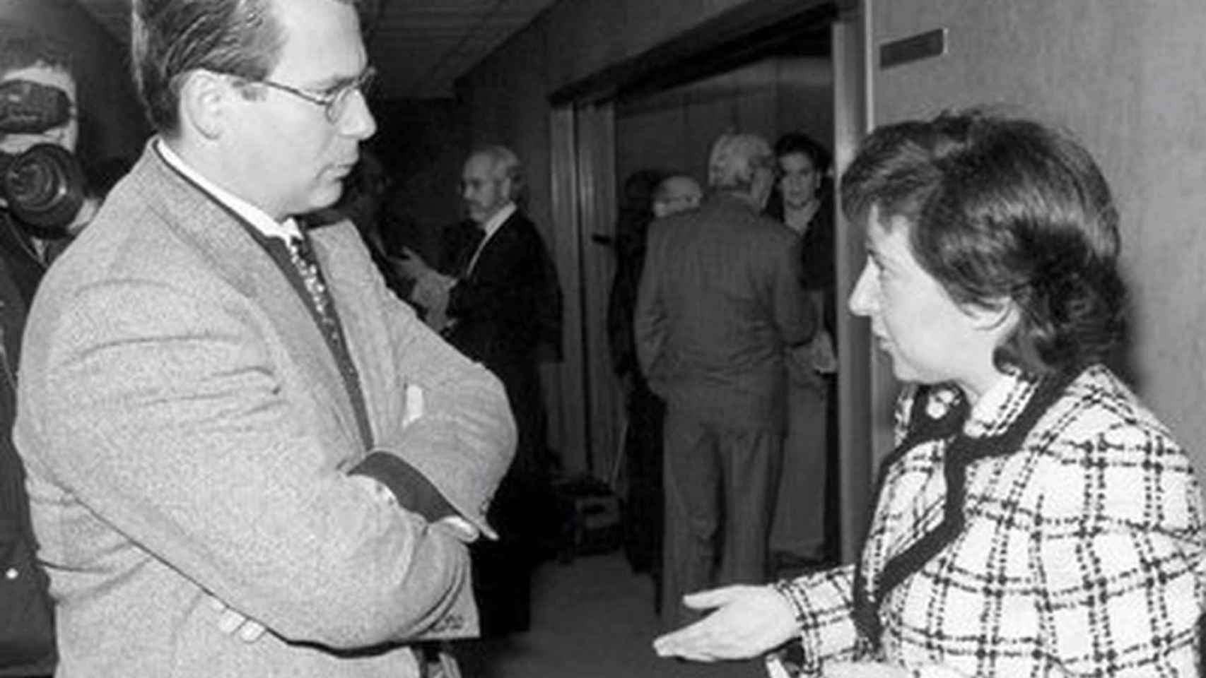 Foto de archivo del 10 de diciembre de 1996 en la que Garzón conversa con Margarita Robles