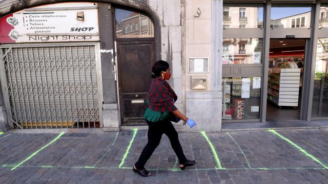 Las líneas marcan la separación de la cola para entrar en una tienda en Bruselas.