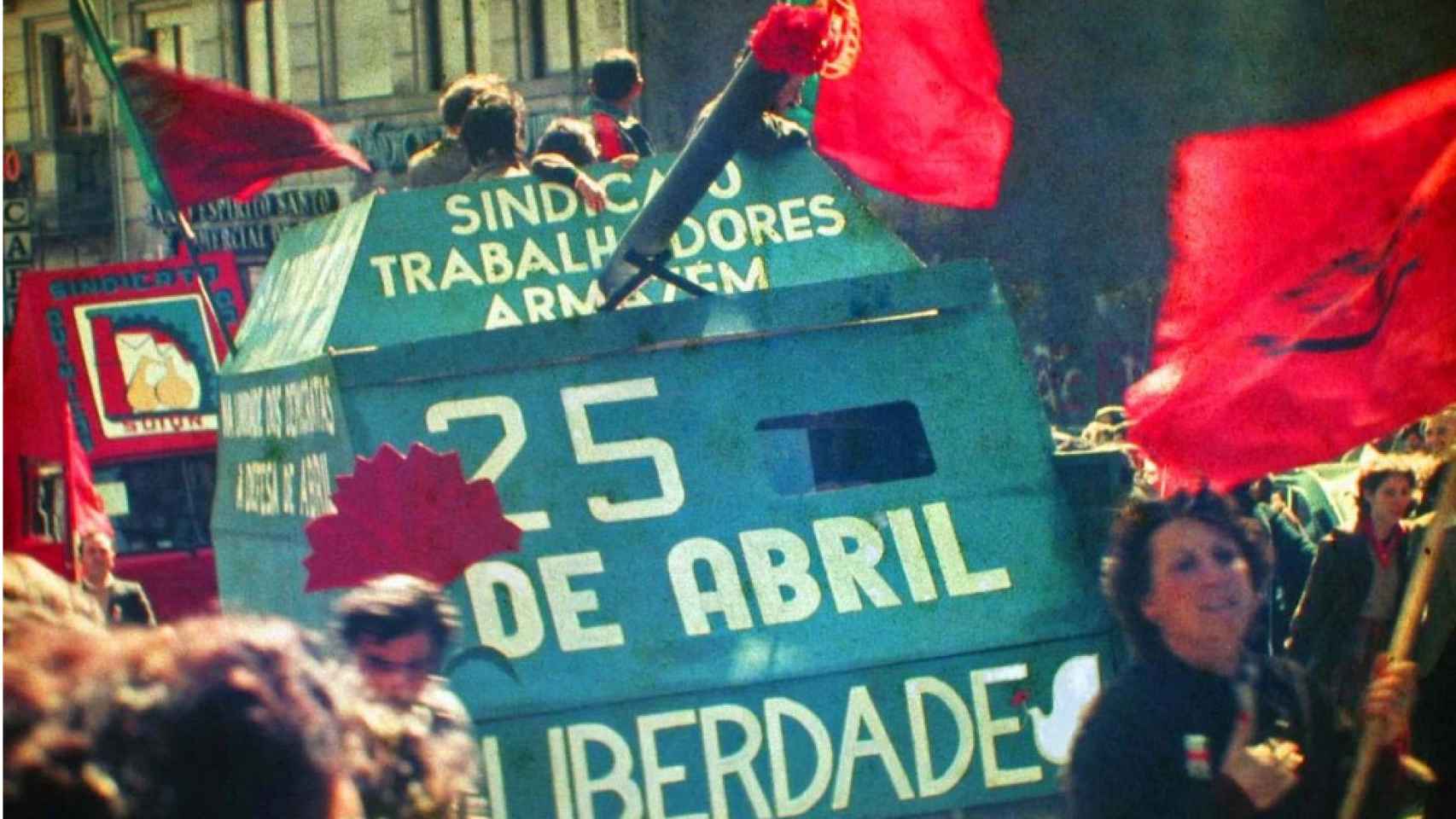 Manifestación del 25 de abril de 1983 en Oporto para conmemorar la caída de la dictadura salazarista.