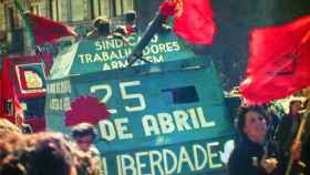 Manifestación del 25 de abril de 1983 en Oporto para conmemorar la caída de la dictadura salazarista.