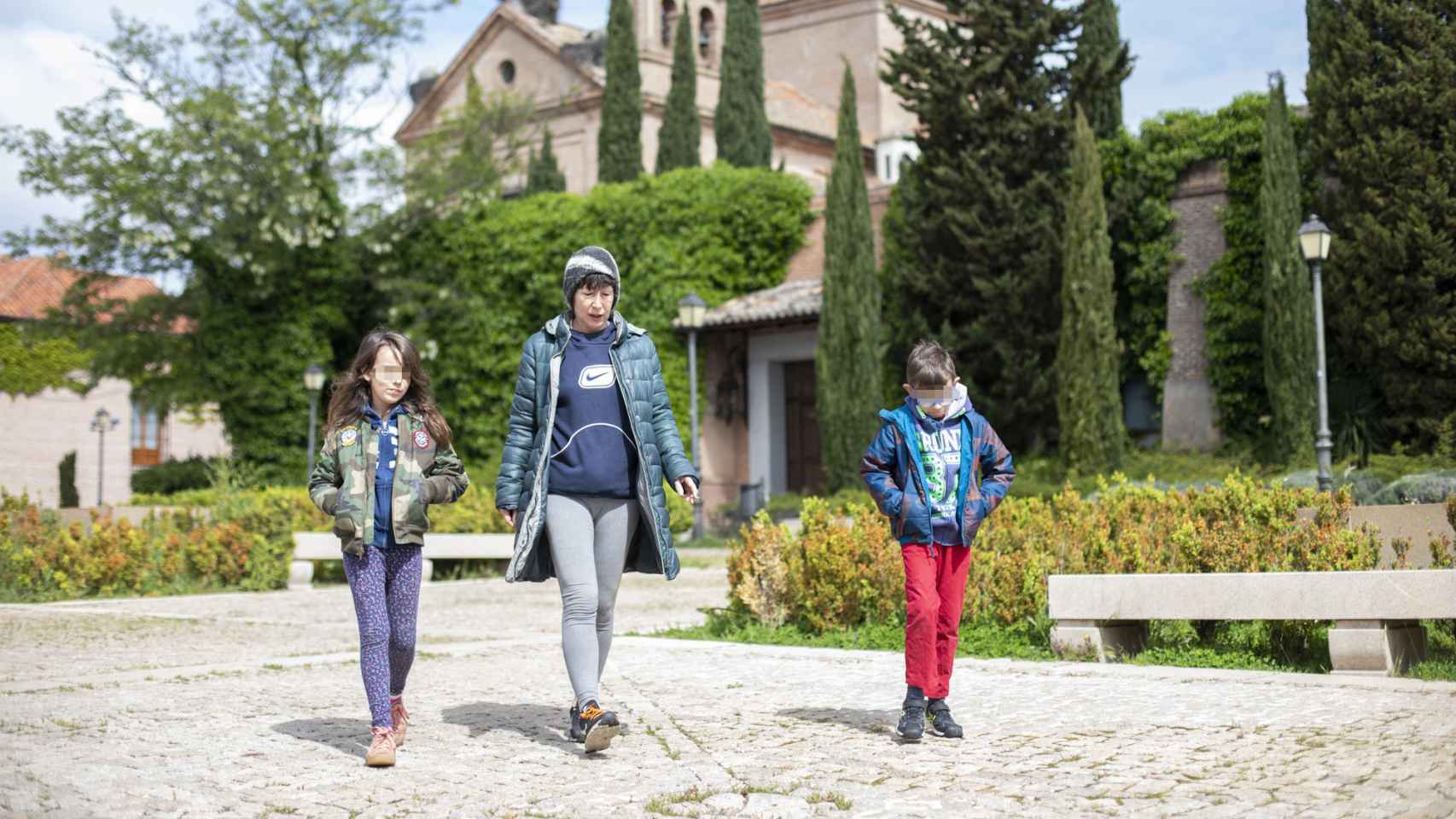 Sonia, junto a Matilde y Borja, paseando por Boadilla del Monte.