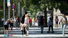 Varias familias pasean con sus hijos en la Diagonal de Barcelona.