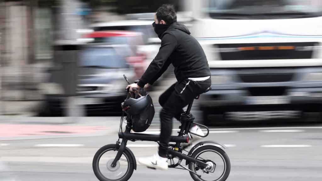 Un hombre se desplaza en bicicleta por el centro de la capital durante el día 41 del estado de alarma.
