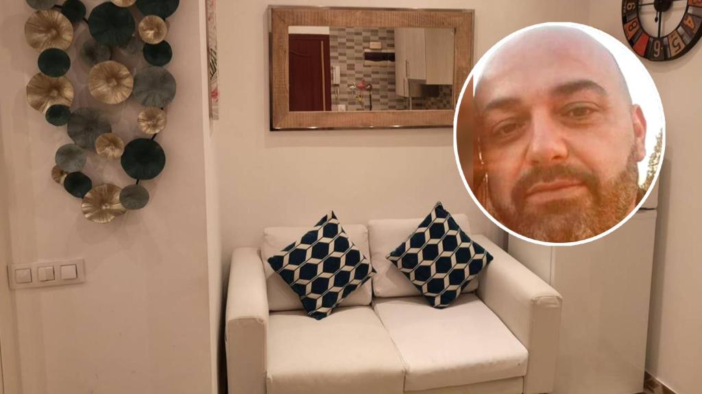 Jorge y uno de sus apartamentos turísticos.