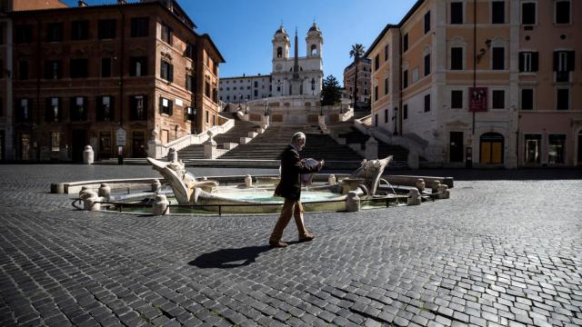 La plaza de España de Roma, casi vacía este sábado