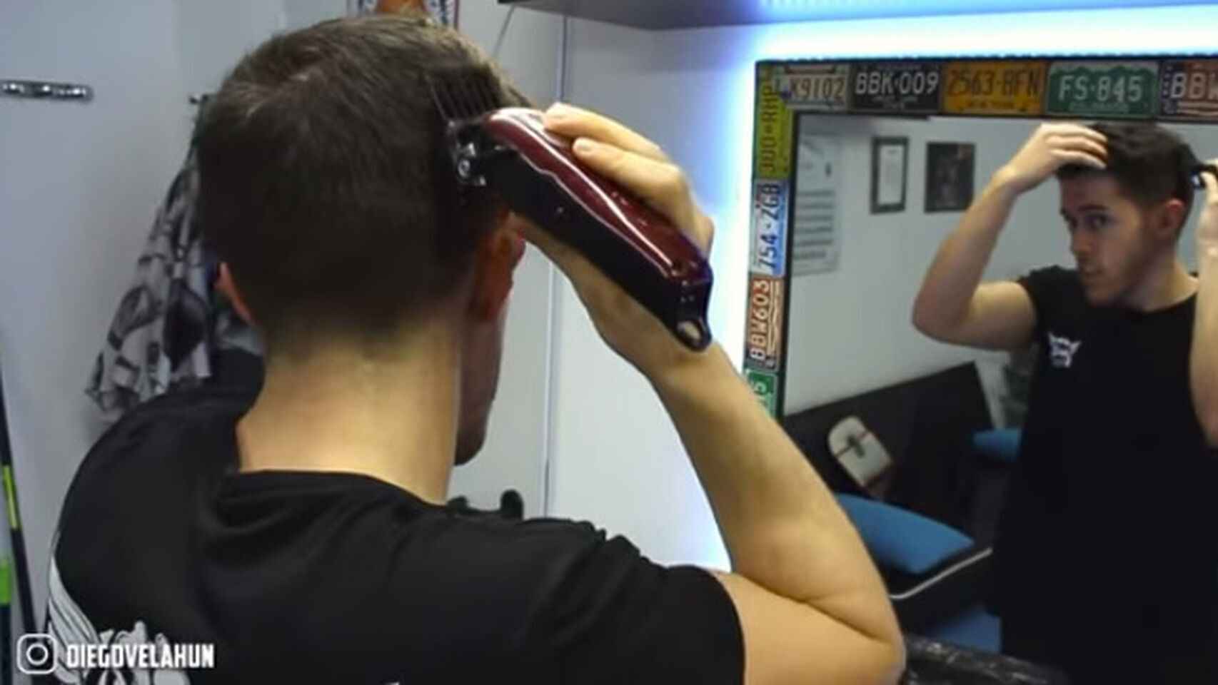 Un 'youtuber' explica cómo cortarse el pelo en casa.
