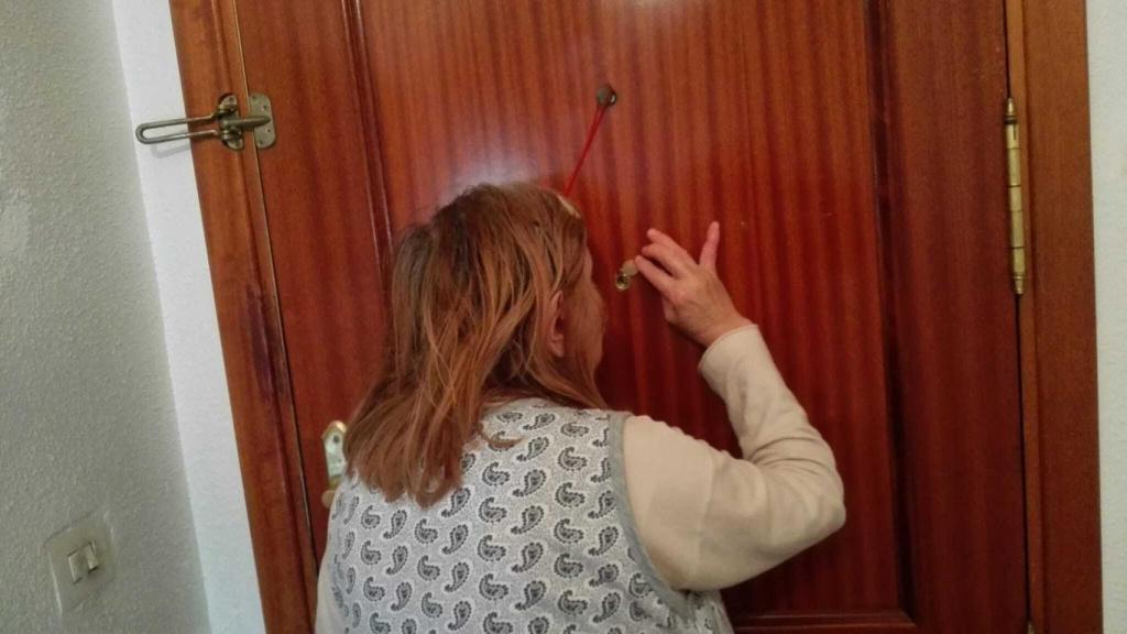 Sara -nombre ficticio- desde que fue agredida sexualmente por su vecino, antes de salir de casa, siempre revisa por la mirilla.