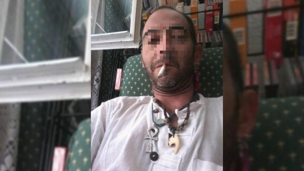 Mario, obsesionado con la egiptología, luce colgantes en su pecho. Uno es ‘El Anj’, un jeroglífico egipcio que significa ‘vida’.