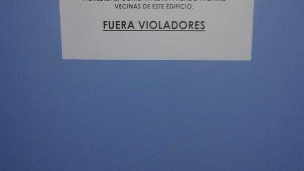 Cartel que los vecinos del bloque del Barrio del Infante Juan Manuel le dedicaron a Mario cuando se acabó la orden de alejamiento.