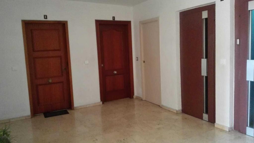 El rellano de la escalera que comparten como vecinos Mario, condenado por agresión sexual, y su víctima, Sara -nombre ficticio-.