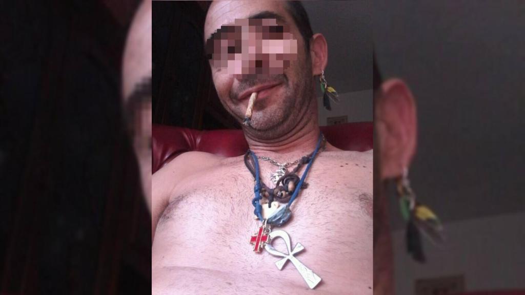 Mario, que luce una barba de cuatro días y un pendiente en la oreja izquierda, fumando.