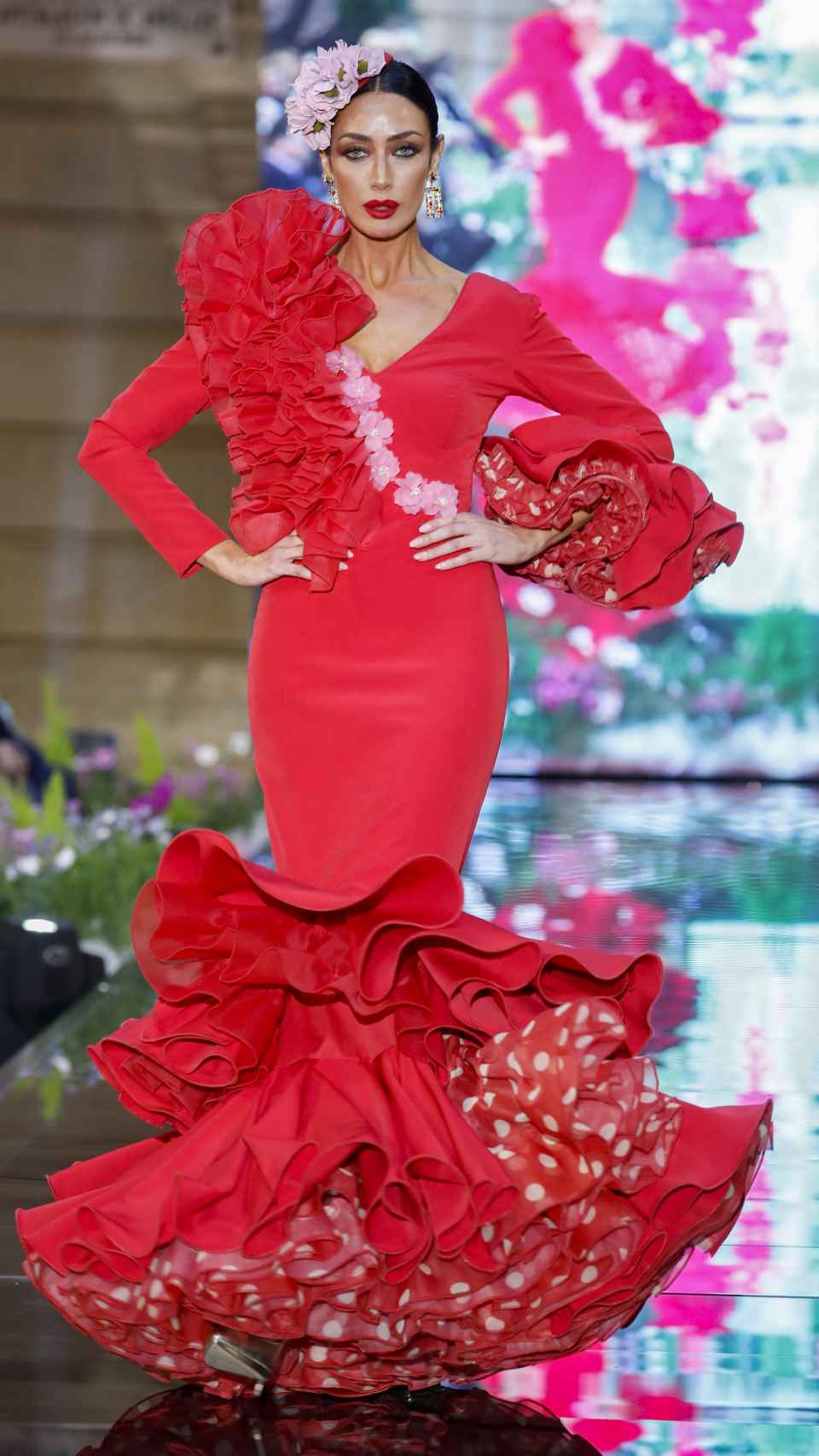 Una modelo desfilando con vestido de flamenca.