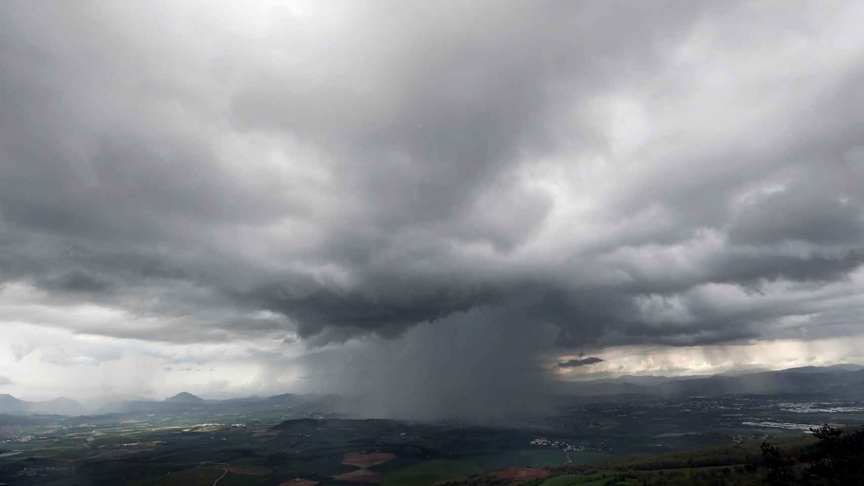 Imagen del chubasco caído sobre Pamplona. EFE/Jesús Diges.