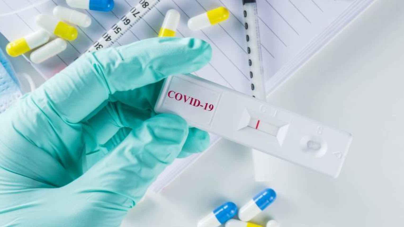 Un investigador sujeta un test para detectar el coronavirus.
