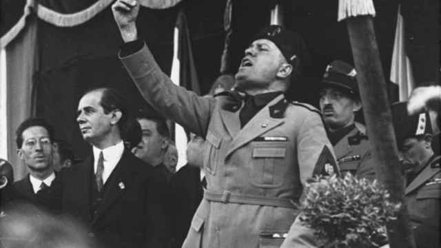Discurso político de Mussolini en la tribuna de la plaza de Milán en mayo de 1930.
