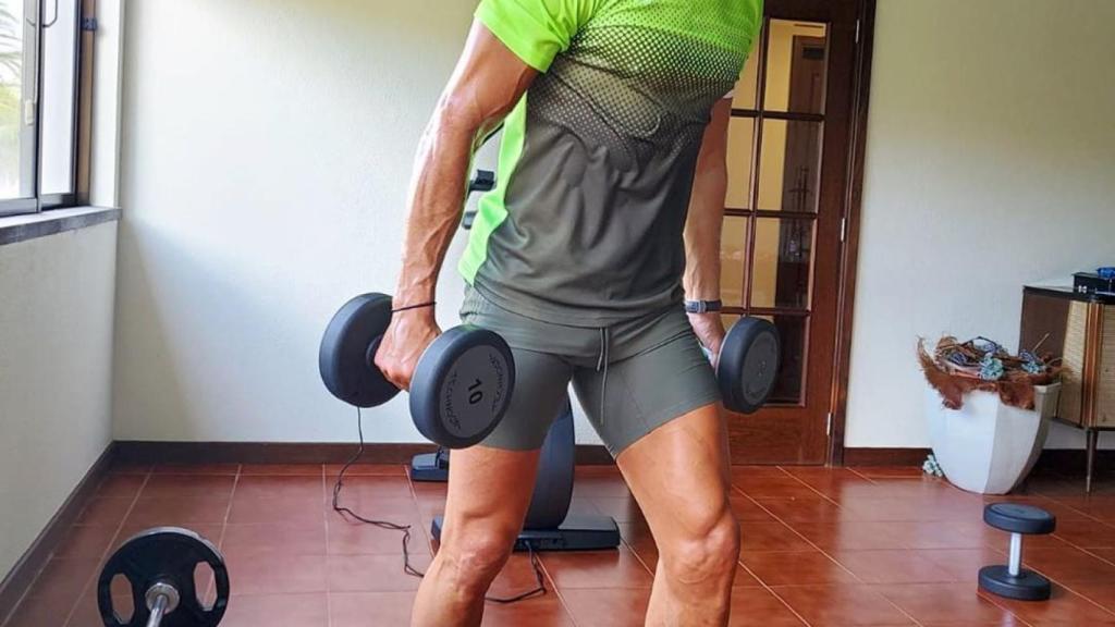 Cristiano Ronaldo entrena en su casa de Portugal