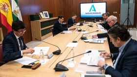 El presidente de la Junta de Andalucía, Juanma Moreno, preside una reunión del gabinete de crisis por el Covid-19.