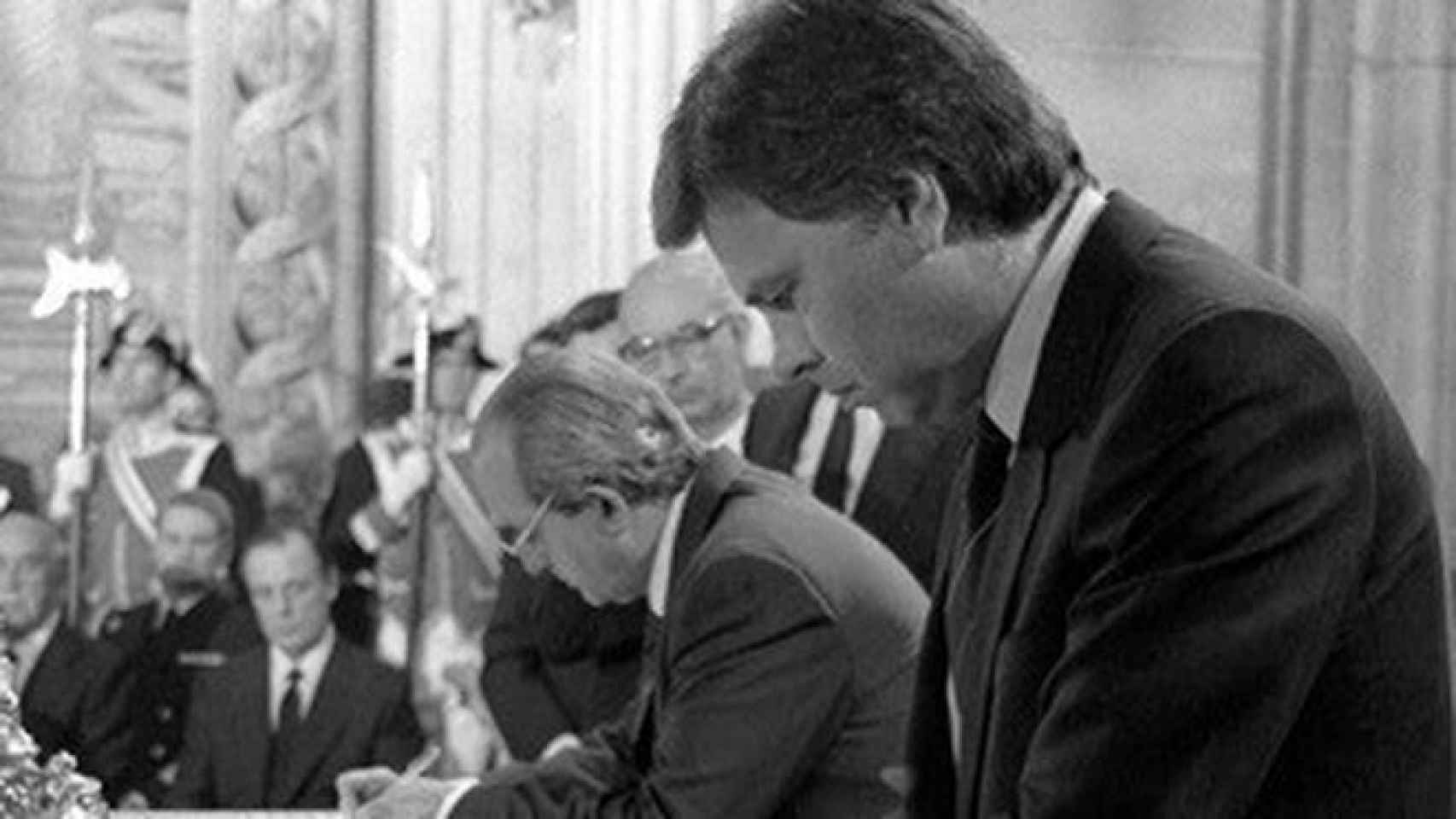 Felipe González, presidente, y Fernando Moran, ministro de Exteriores, firman en 1985 el tratado de adhesión de España a la CEE.