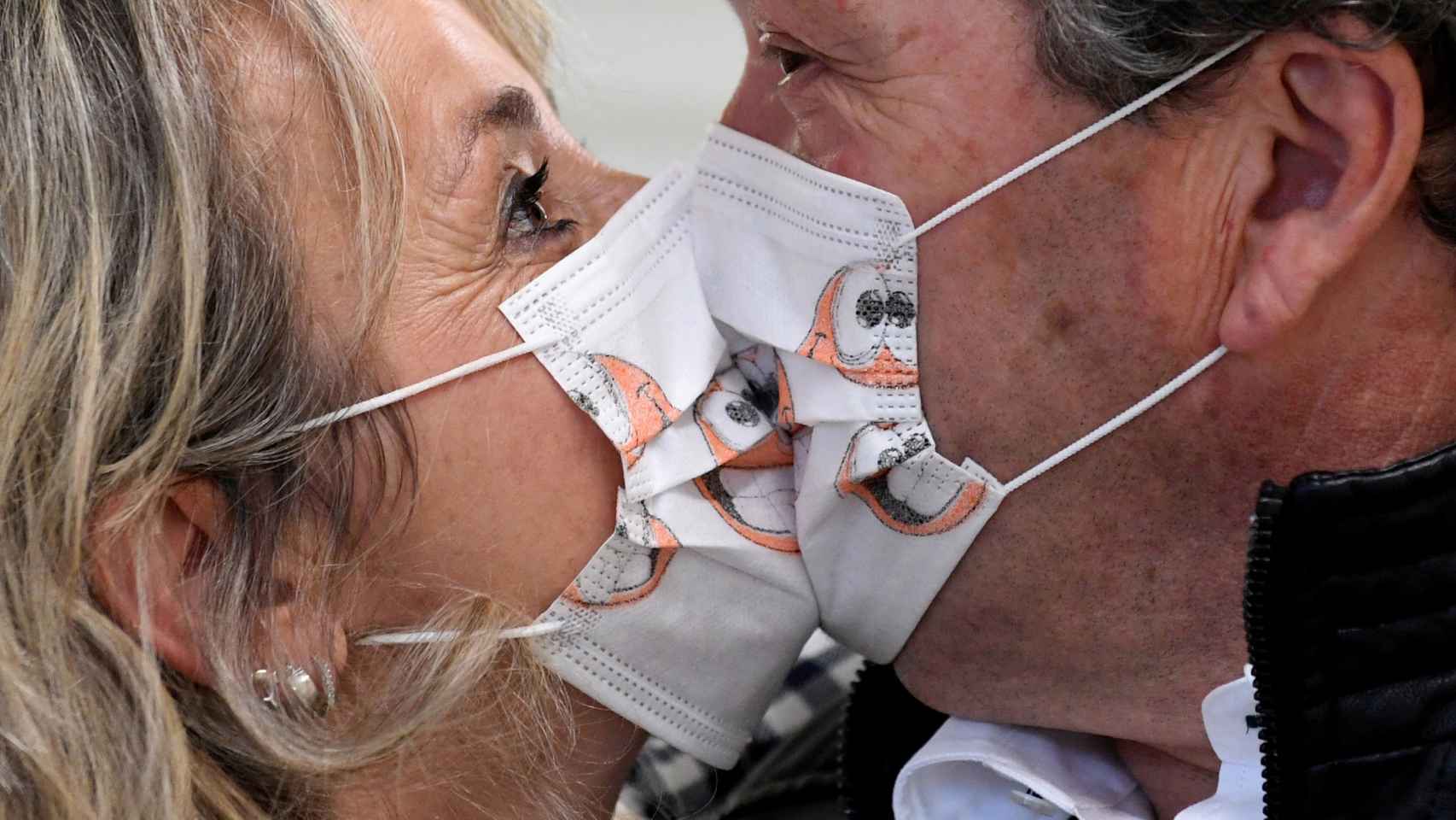 El beso con mascarilla, tendencia en tiempos de pandemia.