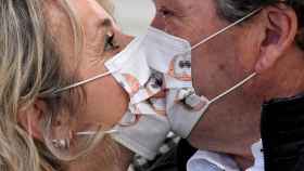 El beso con mascarilla, tendencia en tiempos de pandemia.