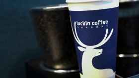 Un vaso de la cadena de cafeterías Luckin Coffee.