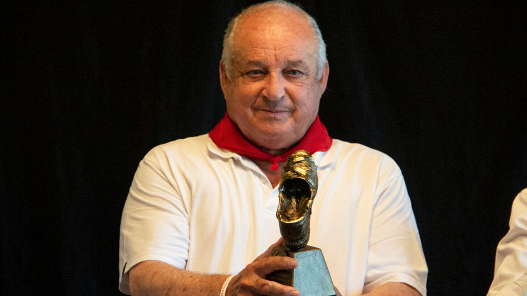 Borja Domecq Solís recibiendo el Premio Alpargata de Honor a Jandilla por su encierro de los Sanfermines de 2018.