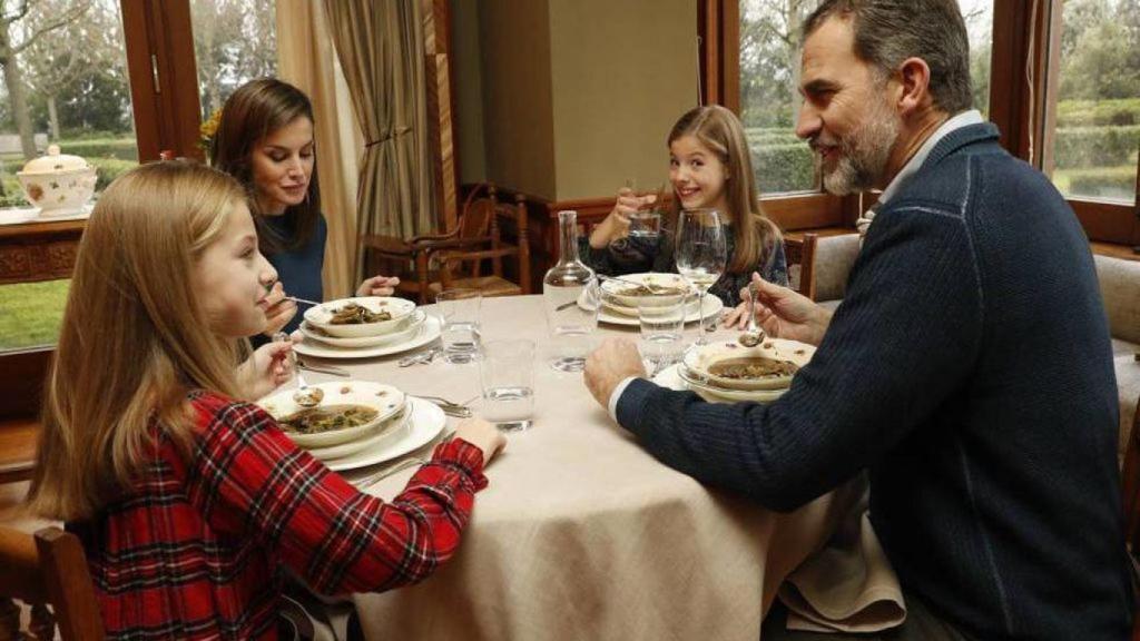 La Familia Real almorzando en el comedor de su casa.