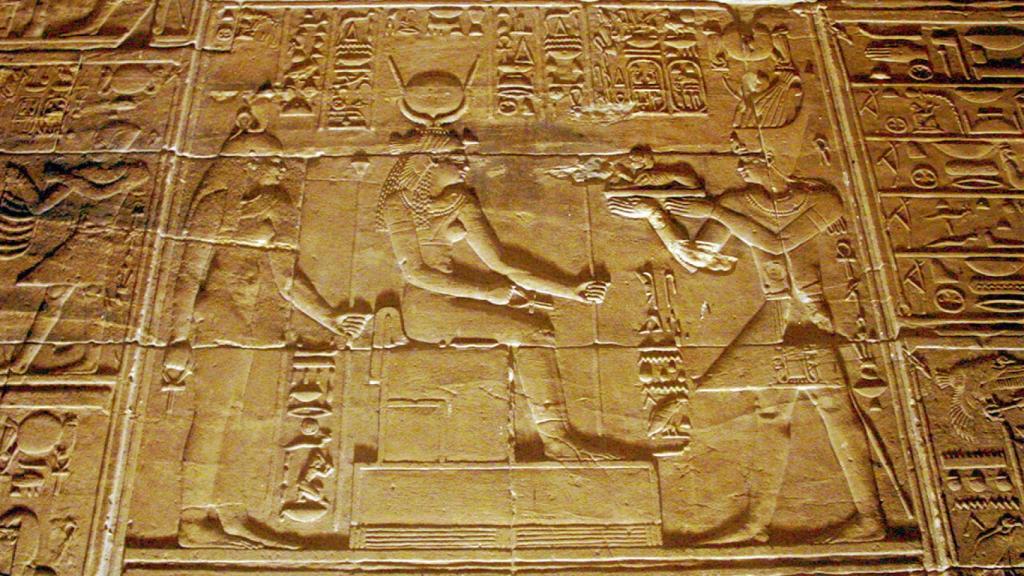 Bajorrelieve en el templo de File, mostrando a Ptolomeo II oferente ante Isis.