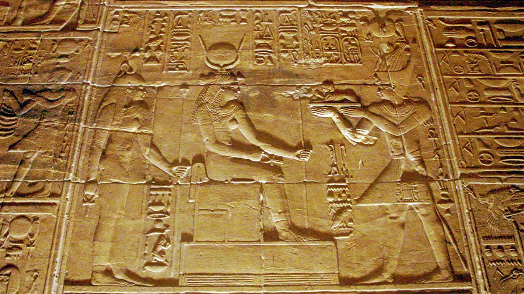 Bajorrelieve en el templo de File, mostrando a Ptolomeo II oferente ante Isis.