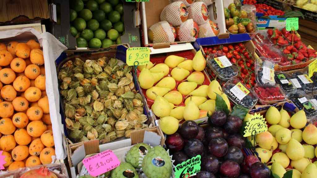 Distintos tipos de frutas a la venta en una frutería.