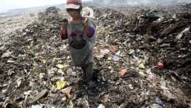 Una foto de archivo de una niña que recoge residuos plásticos en un vertedero en Medan Marelan,  Indonesia,  mayo de 2010.