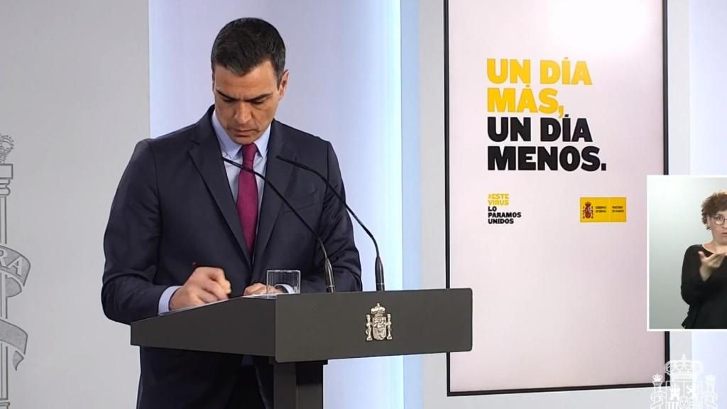 Pedro Sánchez, escuchando una de las preguntas de la prensa en Moncloa.