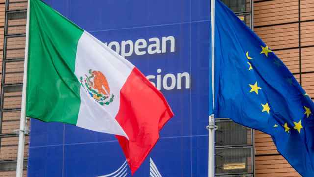 Las banderas de México y la UE, en la sede de la Comisión en Bruselas