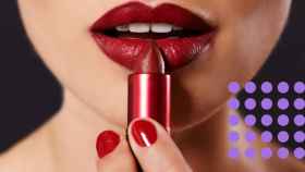 Una mujer pintándose los labios de rojo.