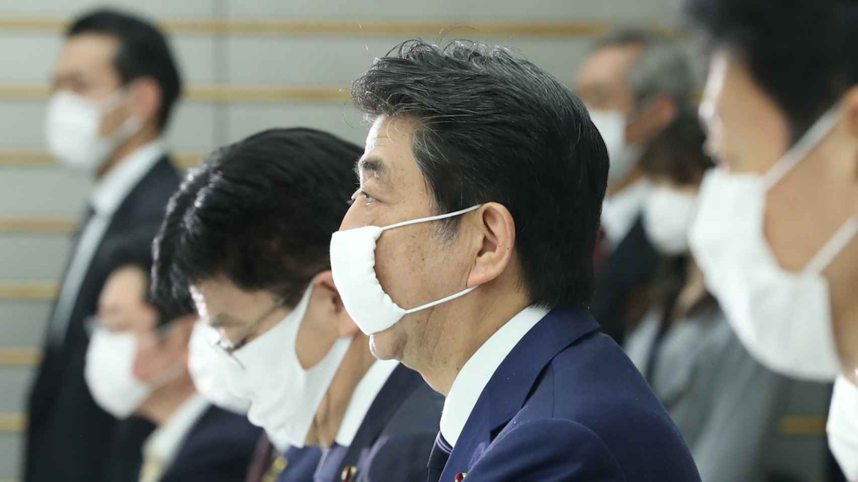 El primer ministro nipón, Shinzo Abe, con una de las mascarillas que su Gobierno reparte.
