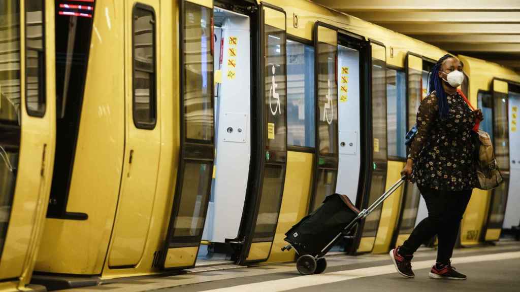 Una pasajera con mascarilla en el Metro de Berlín