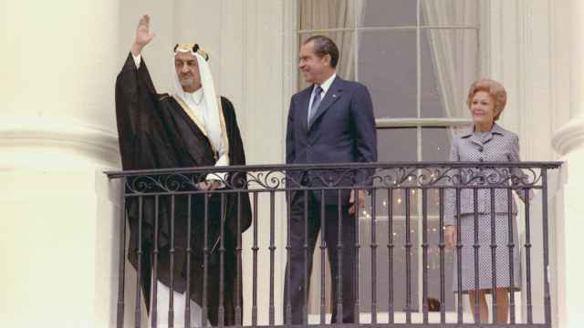 El rey Faisal con Richard Nixon y su esposa.