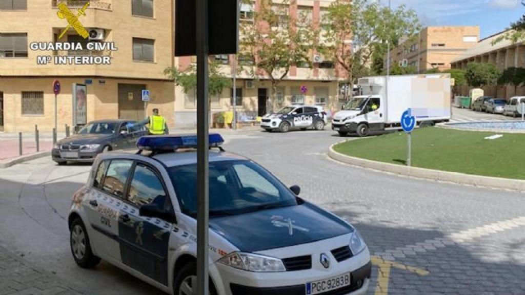 Una patrulla de la Guardia Civil durante un control en las calles de Cieza.