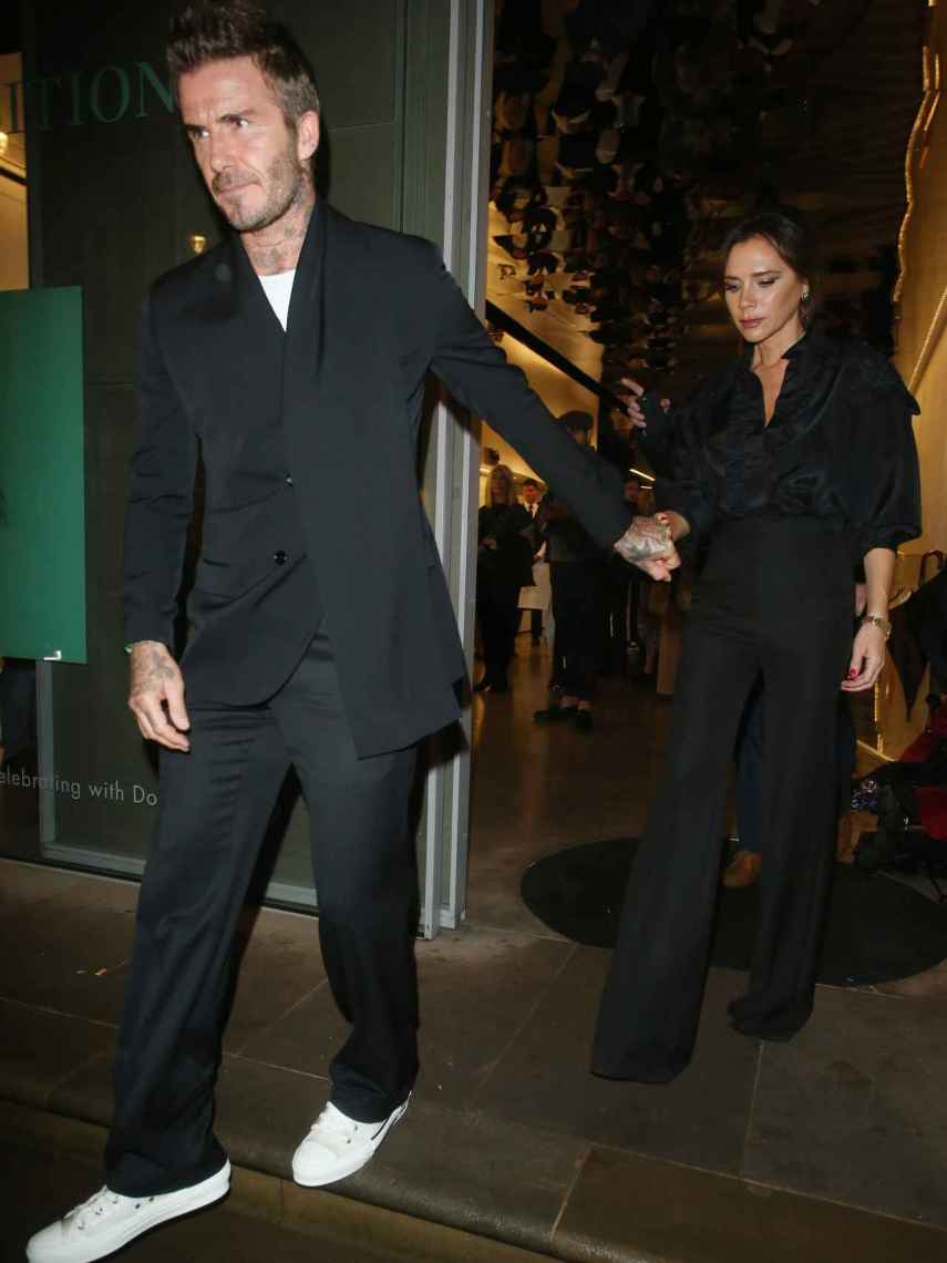 David y Victoria Beckham saliendo de un restaurante antes de la pandemia.