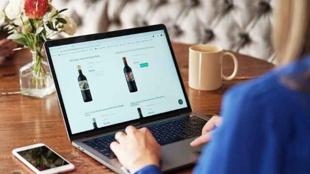 Los consumidores se han volcado hacia la compra de vino por internet.