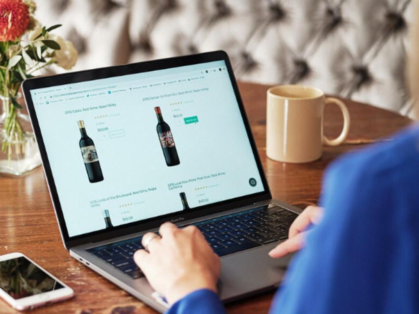 Los consumidores se han volcado hacia la compra de vino por internet.