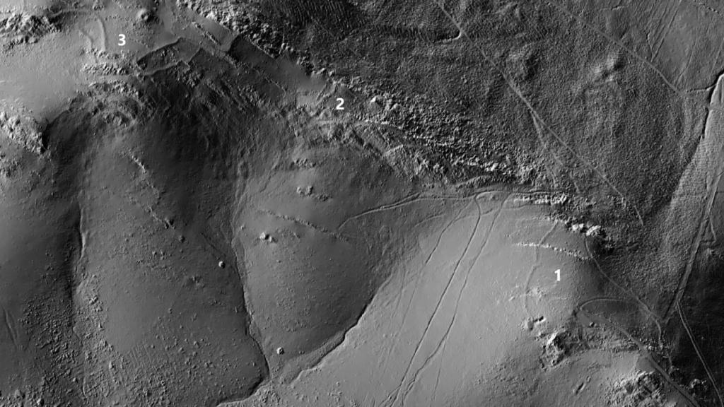 Modelo digital del terreno hecho tras procesar los datos LiDAR en el que se ven el 'castrum' (1), el 'castellum' (2) y las defensas más orientales del castro astur en la zona de El Marrón (3).