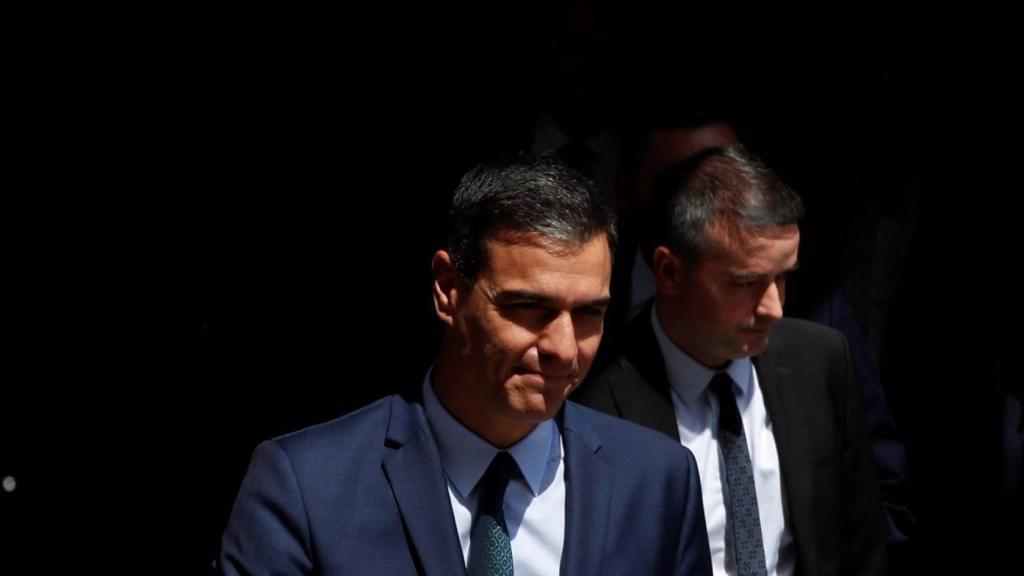 Pedro Sánchez e Iván Redondo, saliendo del Congreso de los Diputados.