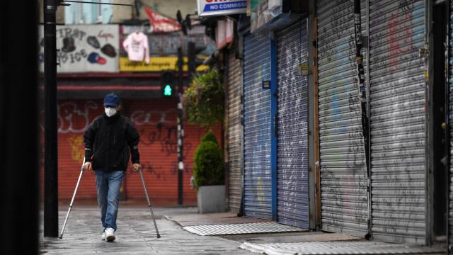 Un hombre camina por Camden Town en Londres.