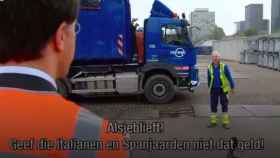 El primer ministro de Países Bajos, Mark Rutte, escucha a un trabajador de residuos
